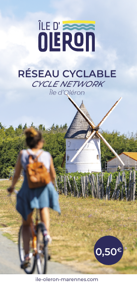 Couverture de la carte des pistes cyclables de l'île d'Oléron, réalisée par Gaëlle Carmagnac Graphiste Print, pour l'office de tourisme Île d'Oléron Marennes en partenariat avec la Communauté de Communes de l'Île d'Oléron. Une femme sur un vélo
