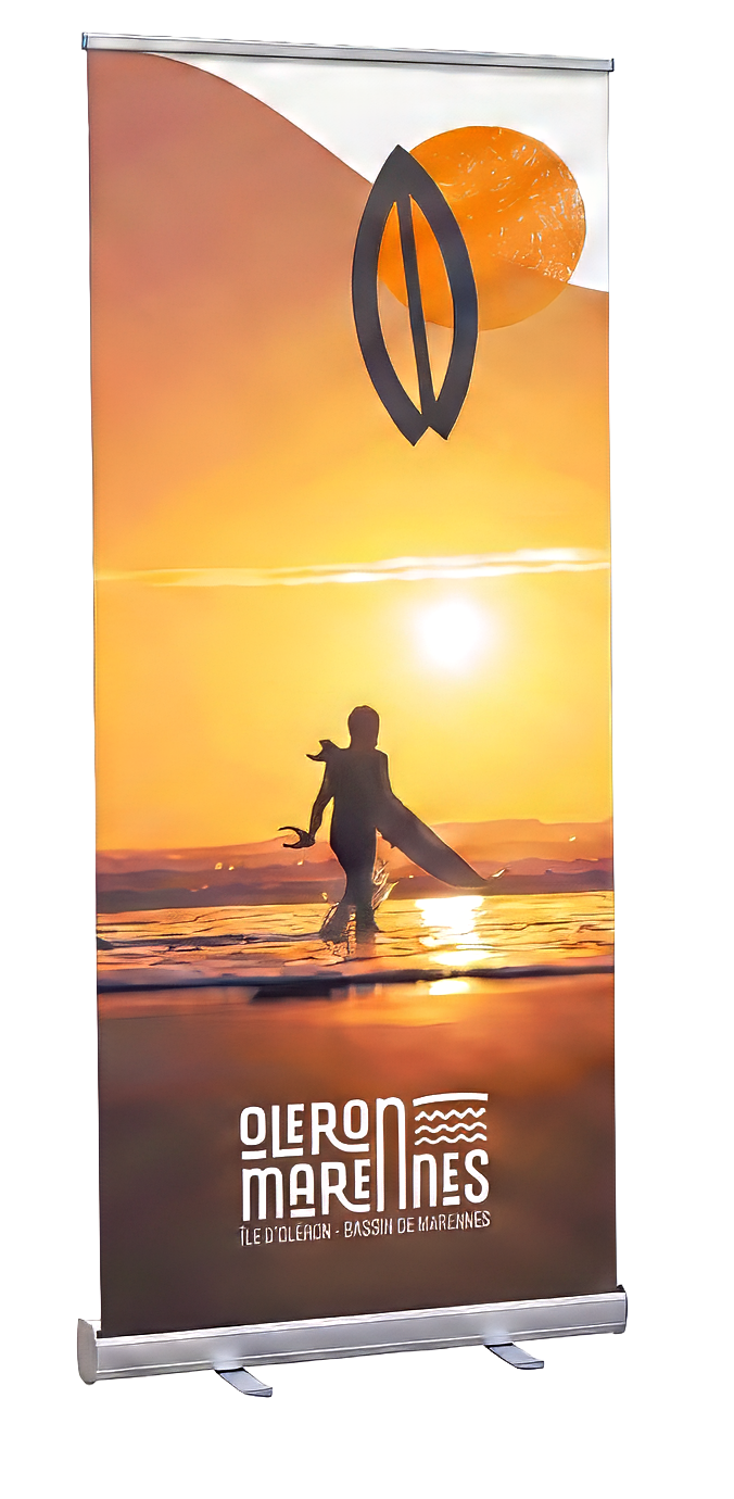 Roll up avec la photo d'un surfeur qui sort de l'eau avec sa planche sous le bras. Il est à contre-jour. Le soleil se couche. En haut à un forme qui ondule avec un fond blanc. Par-dessus dcette forme, un icone de planche gris foncé sur un rond orange.